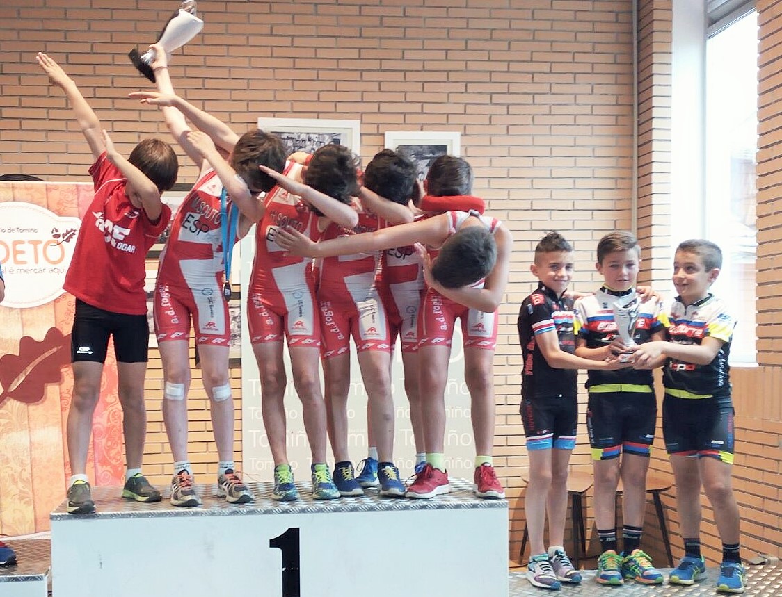 Los triatletas del Fogar logran 6 podios en Tomiño y Oleiros