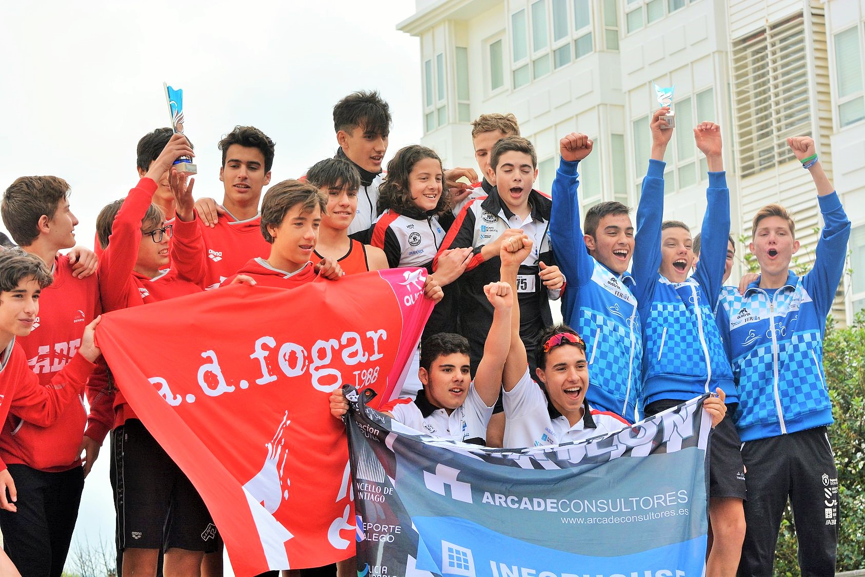 La Escuela de TRI suma otros cuatro podios en el Triatlón de Sada