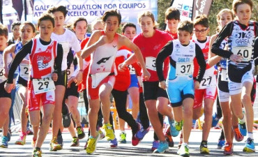 44 Triatletas de Base del Fogar compiten en Santiago y Narón